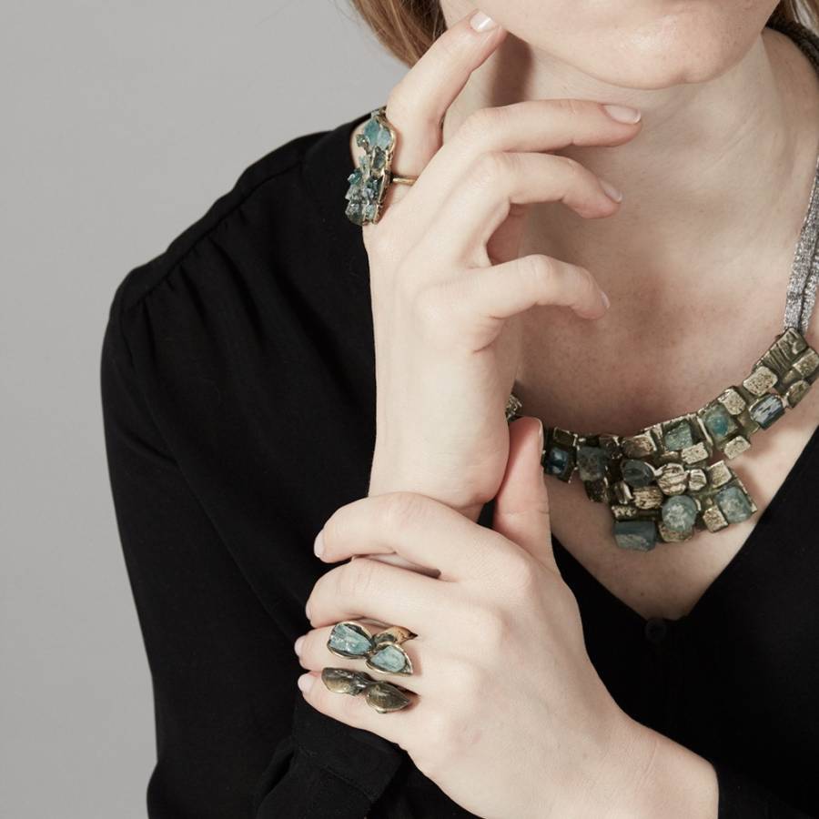 A woman wears jewelry from Selen.